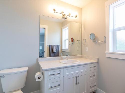 4469 Wellington Rd, Nanaimo, BC - Indoor Photo Showing Bathroom