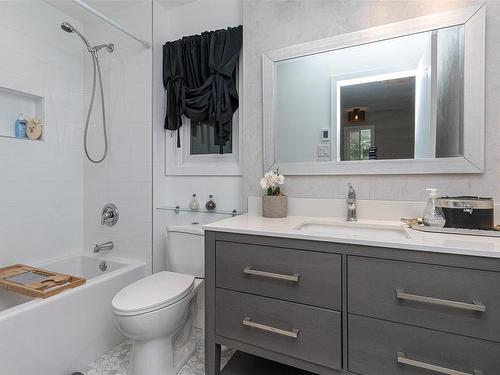 2772 Kingswood Rd, Langford, BC - Indoor Photo Showing Bathroom