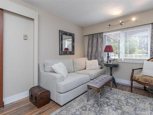 2772 Kingswood Rd, Langford, BC - Indoor Photo Showing Living Room