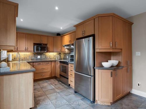 31 Woodthrush Crt, Toronto, ON - Indoor Photo Showing Kitchen