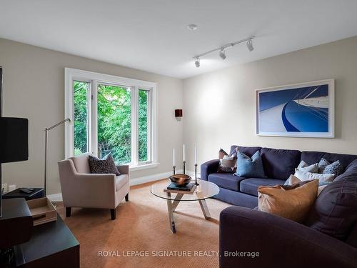 31 Woodthrush Crt, Toronto, ON - Indoor Photo Showing Living Room