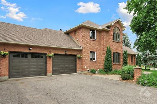 1070 Bravar Drive, Manotick, ON 