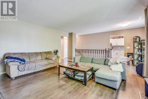 2905 Bouvette Street, Kelowna, BC - Indoor Photo Showing Living Room