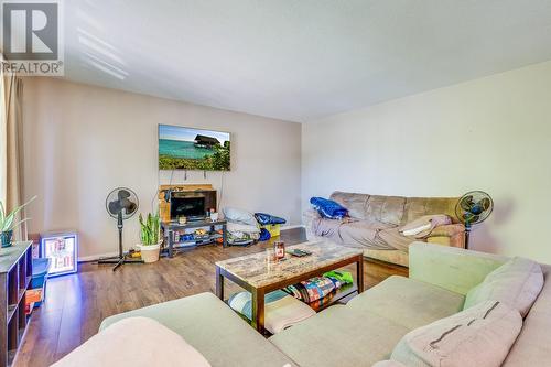 2905 Bouvette Street, Kelowna, BC - Indoor Photo Showing Living Room