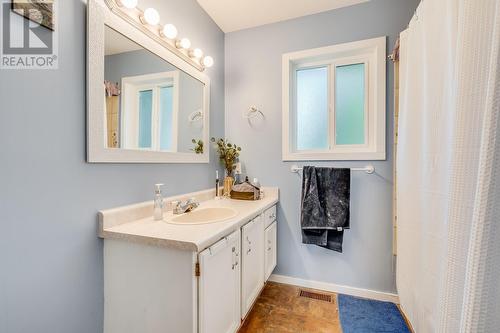 2905 Bouvette Street, Kelowna, BC - Indoor Photo Showing Bathroom