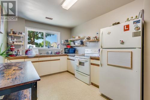 2905 Bouvette Street, Kelowna, BC - Indoor Photo Showing Kitchen