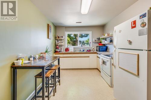 2905 Bouvette Street, Kelowna, BC - Indoor Photo Showing Kitchen