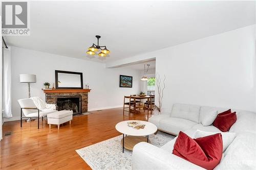 545 Browning Avenue, Ottawa, ON - Indoor Photo Showing Living Room
