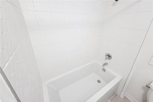 166 Blackbird Way, Glanbrook, ON - Indoor Photo Showing Bathroom