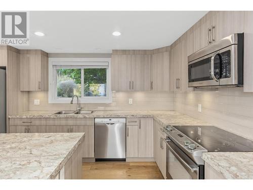 10914 Hare Road, Lake Country, BC - Indoor Photo Showing Kitchen With Double Sink With Upgraded Kitchen