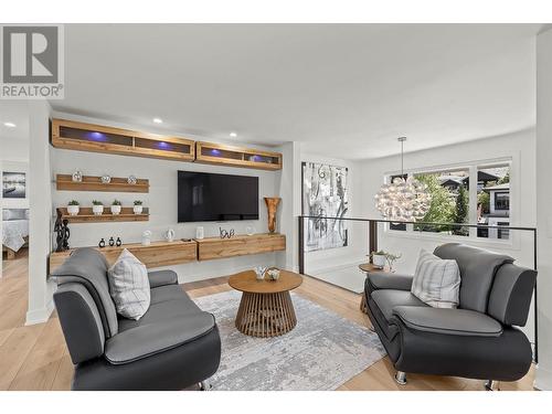 750 Kuipers Crescent, Kelowna, BC - Indoor Photo Showing Living Room