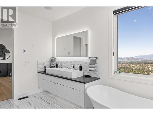 750 Kuipers Crescent, Kelowna, BC - Indoor Photo Showing Bathroom