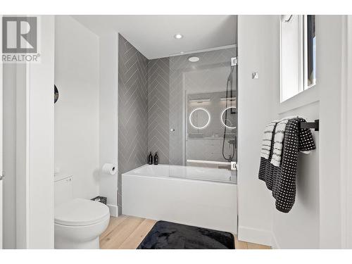 750 Kuipers Crescent, Kelowna, BC - Indoor Photo Showing Bathroom