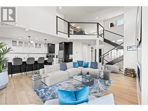 750 Kuipers Crescent, Kelowna, BC - Indoor Photo Showing Living Room