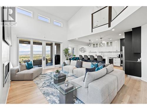 750 Kuipers Crescent, Kelowna, BC - Indoor Photo Showing Living Room