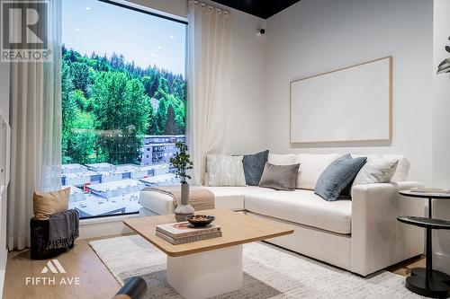 317 3112 St George Street, Port Moody, BC - Indoor Photo Showing Living Room