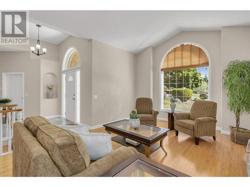 2203 Shannon Woods Place, West Kelowna, BC - Indoor Photo Showing Living Room