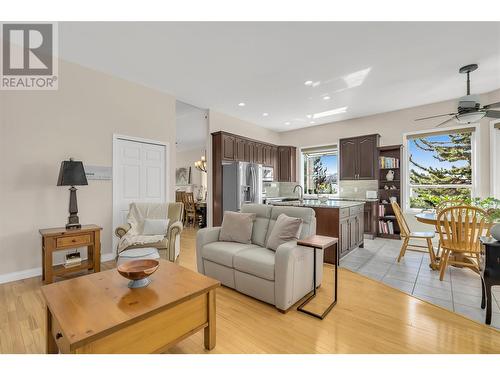 2203 Shannon Woods Place, West Kelowna, BC - Indoor Photo Showing Living Room