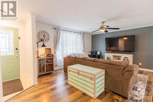 615 Oxford Street, Kemptville, ON - Indoor Photo Showing Living Room