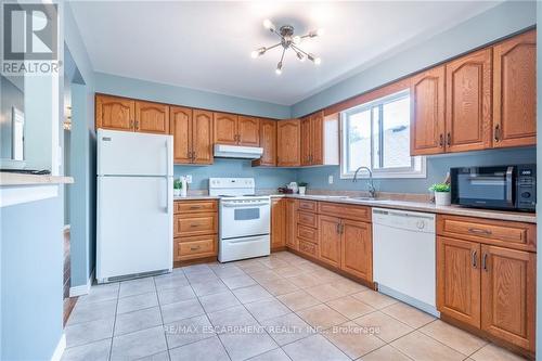 8 Highland Boulevard, Haldimand, ON - Indoor Photo Showing Kitchen