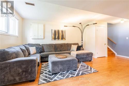 8 Highland Boulevard, Haldimand, ON - Indoor Photo Showing Living Room