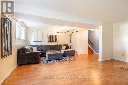 8 Highland Boulevard, Haldimand, ON - Indoor Photo Showing Living Room
