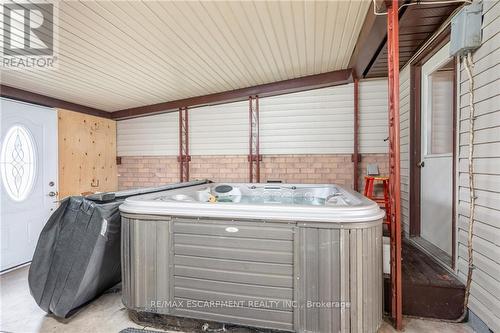 8 Highland Boulevard, Haldimand, ON - Indoor Photo Showing Laundry Room