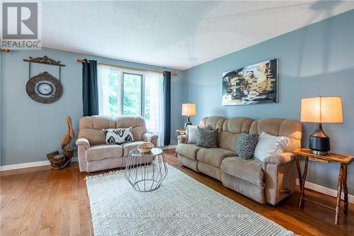 8 Highland Boulevard, Haldimand, ON - Indoor Photo Showing Living Room