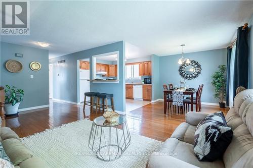 8 Highland Boulevard, Haldimand, ON - Indoor Photo Showing Living Room