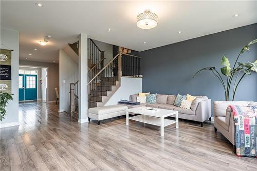 8445 Sweet Chestnut Drive, Niagara Falls, ON - Indoor Photo Showing Living Room