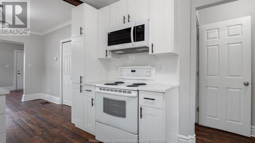 821-823 Villaire, Windsor, ON - Indoor Photo Showing Kitchen