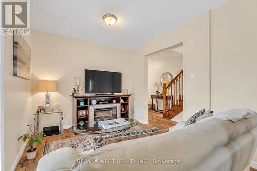 103 Bernice Crescent, Toronto, ON - Indoor Photo Showing Living Room