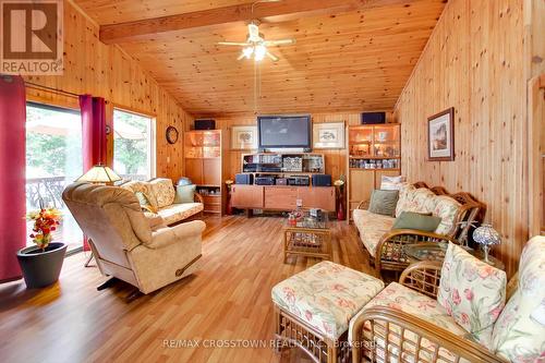 344 Loon Road, Georgina Islands (Georgina Island), ON - Indoor Photo Showing Living Room