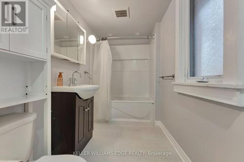 120 Emerald Street N, Hamilton, ON - Indoor Photo Showing Bathroom