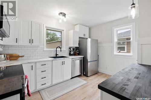 1913 Mckinnon Avenue S, Saskatoon, SK - Indoor Photo Showing Kitchen