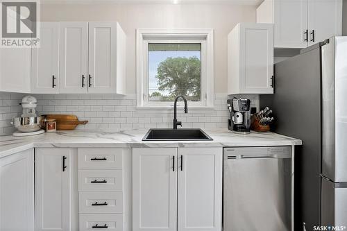 1913 Mckinnon Avenue S, Saskatoon, SK - Indoor Photo Showing Kitchen