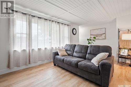 1913 Mckinnon Avenue S, Saskatoon, SK - Indoor Photo Showing Living Room