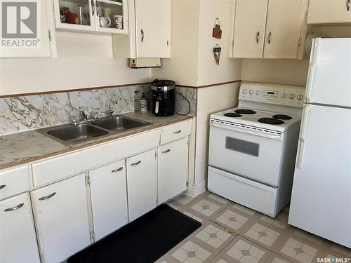 1931 Reynolds Street, Regina, SK - Indoor Photo Showing Kitchen With Double Sink