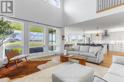 990 Manning Drive, London, ON - Indoor Photo Showing Living Room