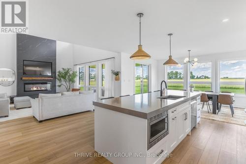 990 Manning Drive, London, ON - Indoor Photo Showing Kitchen With Double Sink With Upgraded Kitchen