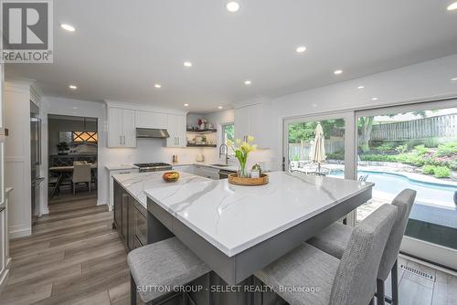 23 Chestnut Hill, London, ON - Indoor Photo Showing Kitchen With Upgraded Kitchen
