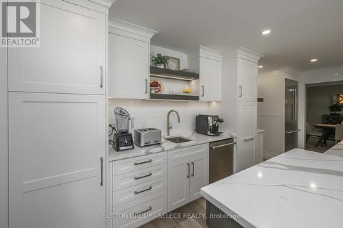 23 Chestnut Hill, London, ON - Indoor Photo Showing Kitchen With Upgraded Kitchen