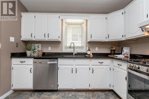 156 Bournemouth Drive, London, ON - Indoor Photo Showing Kitchen