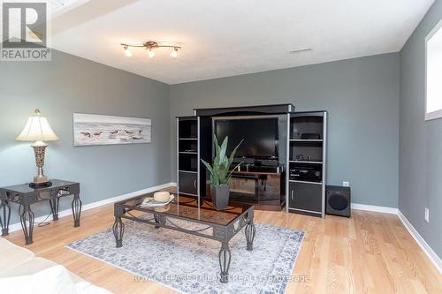 156 Bournemouth Drive, London, ON - Indoor Photo Showing Living Room