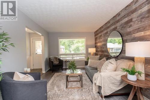 156 Bournemouth Drive, London, ON - Indoor Photo Showing Living Room