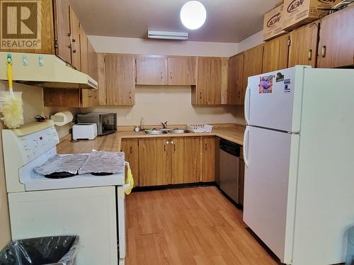 1169-1171 N 3Rd Avenue, Williams Lake, BC - Indoor Photo Showing Kitchen With Double Sink