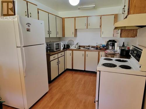 1169-1171 N 3Rd Avenue, Williams Lake, BC - Indoor Photo Showing Kitchen With Double Sink