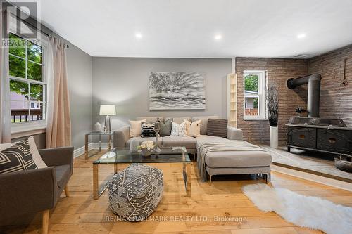 125 Banting Avenue, Oshawa, ON - Indoor Photo Showing Living Room