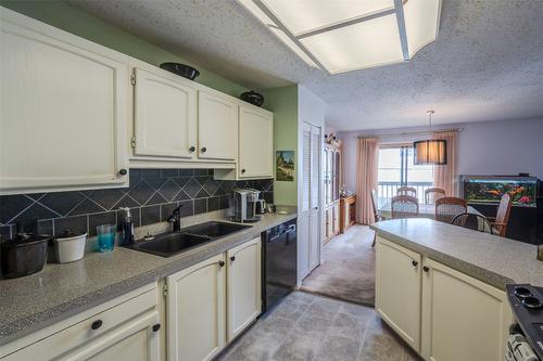 302-187 Warren Avenue, Penticton, BC - Indoor Photo Showing Kitchen With Double Sink