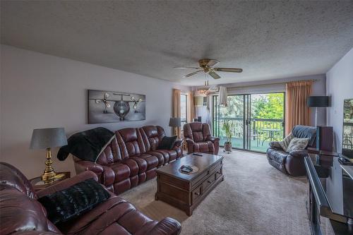 302-187 Warren Avenue, Penticton, BC - Indoor Photo Showing Living Room